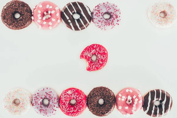 Vista superior de varias rosquillas acristaladas aisladas en blanco - foto de stock