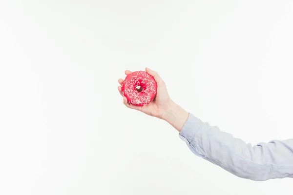 Colpo copped della donna che tiene ciambella smaltata rosa isolato su bianco — Foto stock
