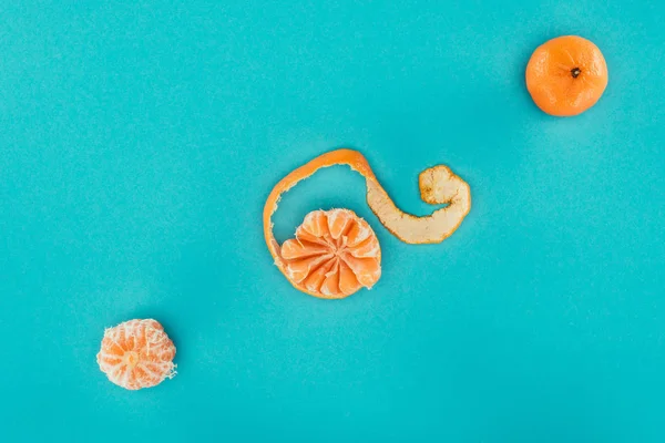 Flache Lage mit arrangierten reifen Mandarinen isoliert auf blau — Stockfoto