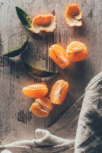 Flache Liege mit Mandarinen und Leinen auf schäbiger Holzoberfläche — Stockfoto