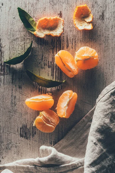 Posa piatta con mandarini e lino su superficie squallida in legno — Stock Photo