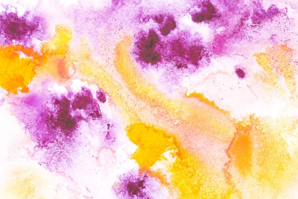 Абстрактная живопись с ярко-желтыми и фиолетовыми пятнами краски на белом — стоковое фото