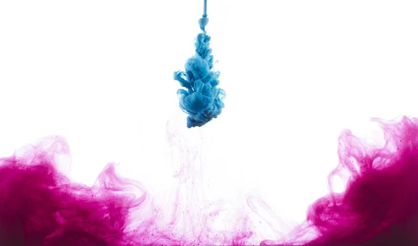 Vue rapprochée des éclaboussures de peinture bleue et rose isolées sur blanc — Photo de stock