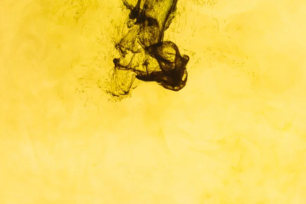 Vue rapprochée des éclaboussures de peinture jaune — Photo de stock