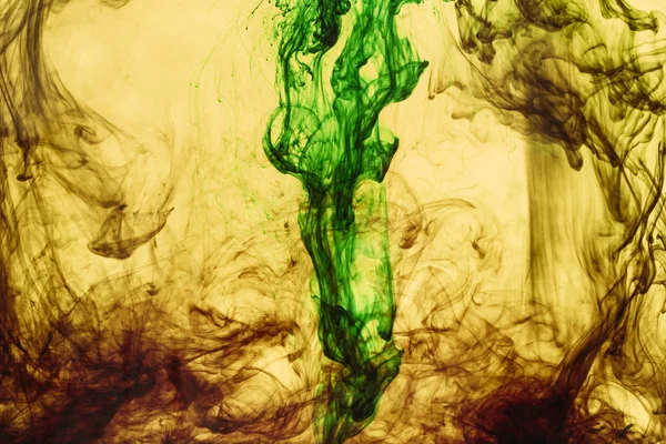 Plein cadre de peinture jaune et verte éclaboussures et tourbillons — Photo de stock