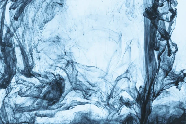 Hintergrund mit Verwirbelungen blauer Farbe im Wasser — Stockfoto