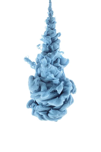Крупним планом вид блакитної фарби сплеск у воді, ізольовані на білому — стокове фото