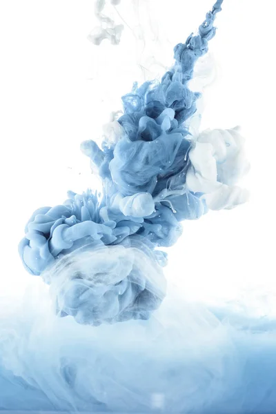 Nahaufnahme des Mischens von blauen und weißen Farbspritzern isoliert auf weiß — Stockfoto