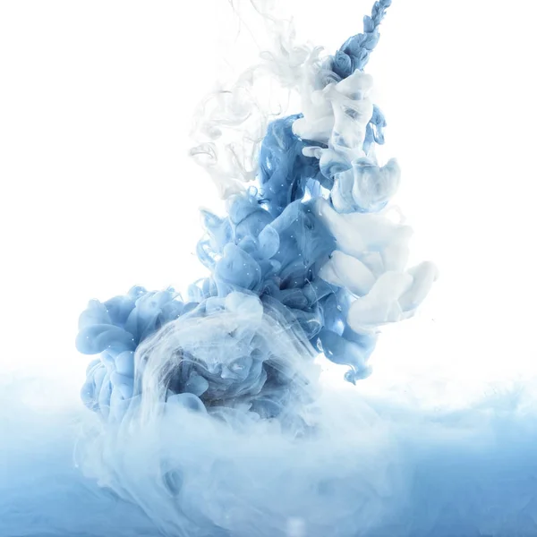 Vista de perto de respingos de tinta azul e azul claro na água, isolado em branco — Fotografia de Stock