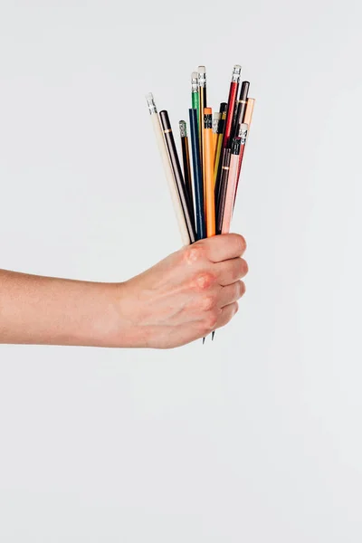 Vista da vicino della mano femminile con matite colorate isolate su sfondo bianco — Foto stock