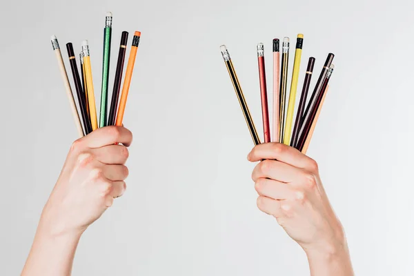 Vista da vicino delle mani femminili con matite colorate isolate su sfondo bianco — Foto stock
