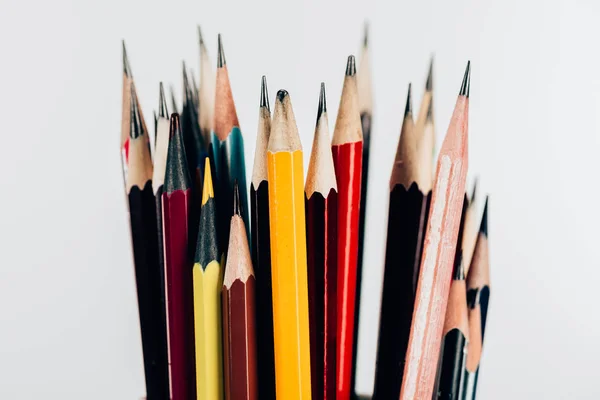 Vue rapprochée des crayons colorés en désordre isolés sur fond blanc — Photo de stock