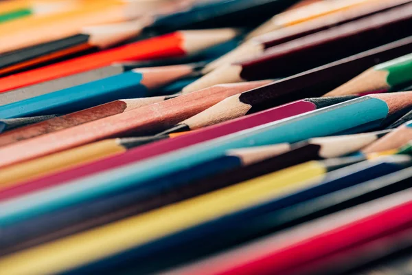 Vista de cerca de lápices de colores en lío como fondo educativo - foto de stock