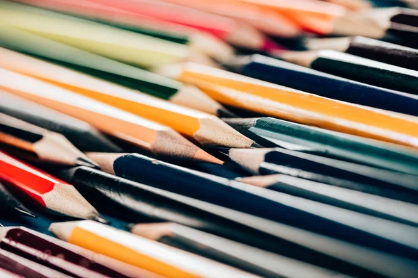 Visão de close-up de lápis coloridos na bagunça como fundo educacional — Fotografia de Stock