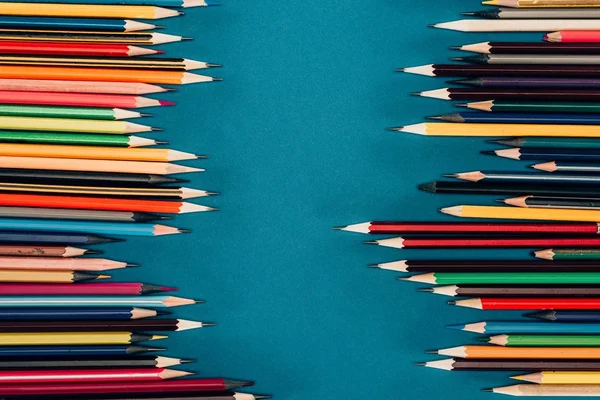 Marco de lápices de colores aislados sobre fondo azul - foto de stock