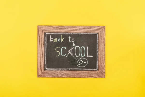 Vue du dessus de l'inscription Retour à l'école avec erreur sur le tableau à craie — Photo de stock