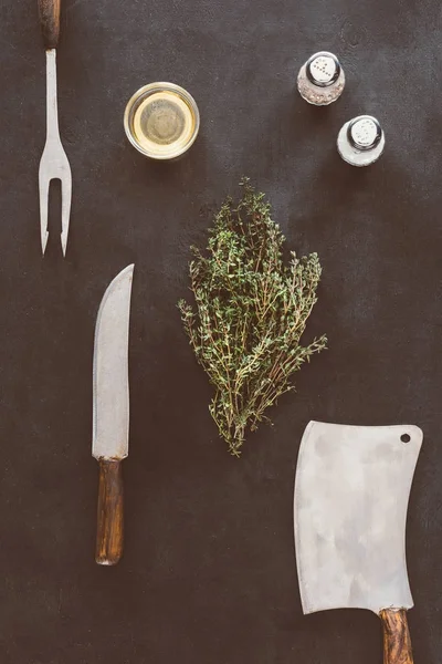 Top view of composition of spices and cutlery — Stock Photo