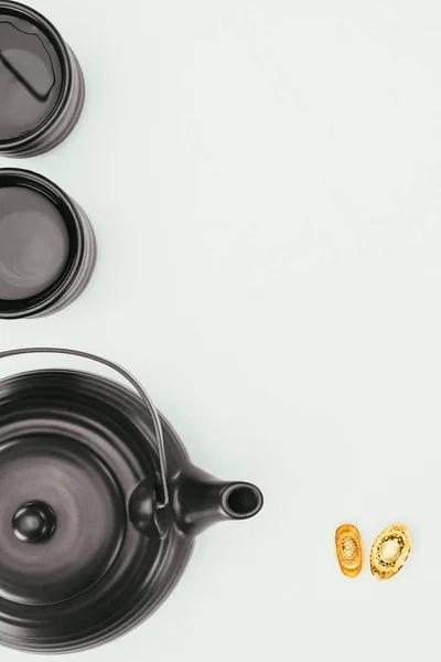 Вид зверху китайського чайника з кубками і золотими злитками ізольовані на білому — стокове фото