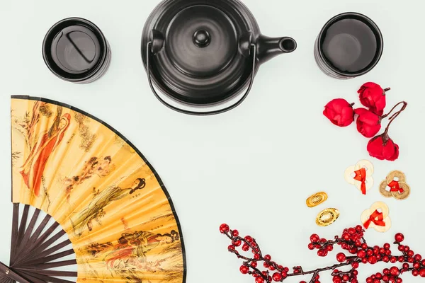 Vue du dessus de la composition du Nouvel An chinois avec thé et ventilateur portable isolé sur blanc — Photo de stock