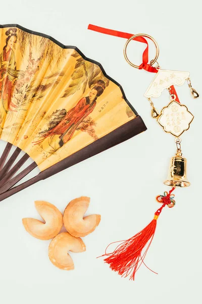 Вид зверху традиційних китайських портативний вентилятора з талісман і fortune cookies, ізольовані на white, концепція китайський новий рік — стокове фото