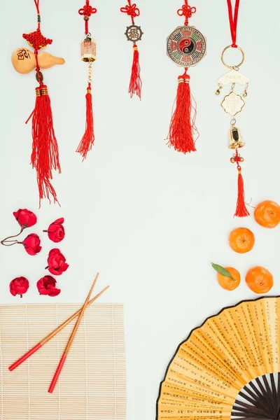 Vista dall'alto della cornice fatta di vari talismani cinesi e oggetti isolati sul bianco, concetto di Capodanno cinese — Foto stock