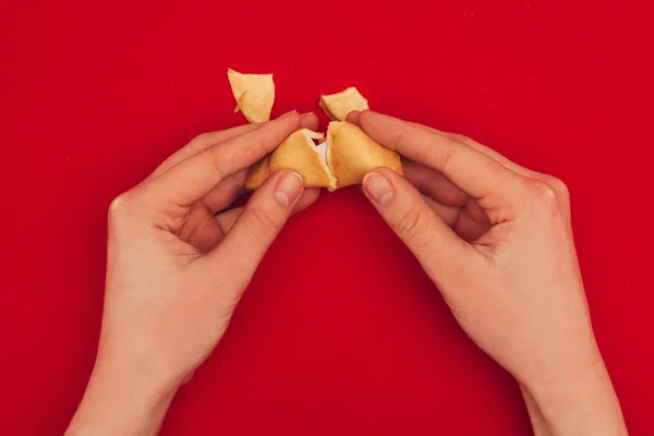 Tiro recortado de mulher abrindo biscoito da sorte, conceito de Ano Novo Chinês — Fotografia de Stock