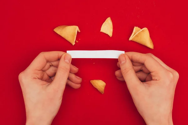 Tiro recortado de mulher abrindo biscoito da sorte tradicional, conceito de Ano Novo Chinês — Fotografia de Stock