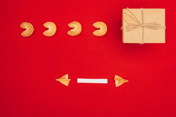 Vue du haut des biscuits chinois avec une boîte cadeau ouverte et faite à la main, concept Nouvel An chinois — Photo de stock