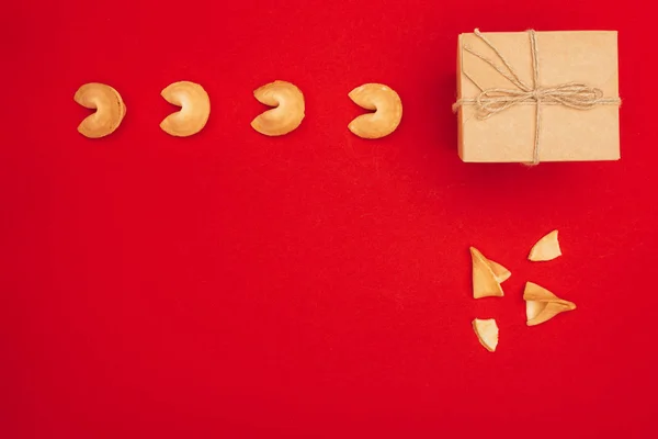 Vista superior de biscoitos da sorte chineses e caixa de presente artesanal, conceito de Ano Novo Chinês — Fotografia de Stock