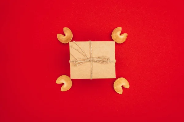 Вид зверху смачні печиво Китайська щастя і коробки, загорнуті в Крафт-папір, концепція китайський новий рік — стокове фото