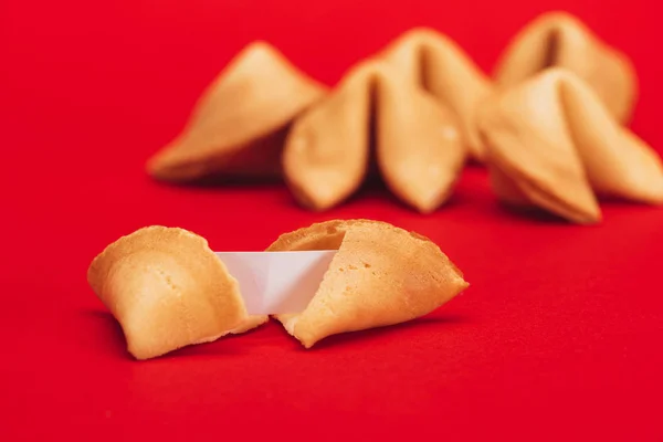 Biscoitos da sorte chineses tradicionais na superfície vermelha, conceito de Ano Novo Chinês — Fotografia de Stock