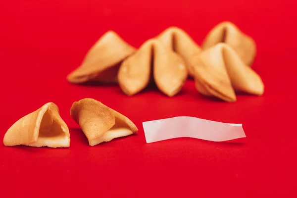 Biscoitos da sorte chineses tradicionais na superfície vermelha, conceito de Ano Novo Chinês — Fotografia de Stock