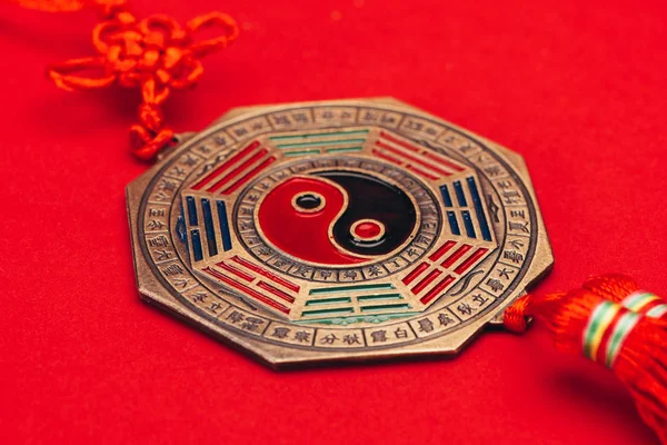 Primer plano de yin chino tradicional y talismán yang en la superficie roja - foto de stock