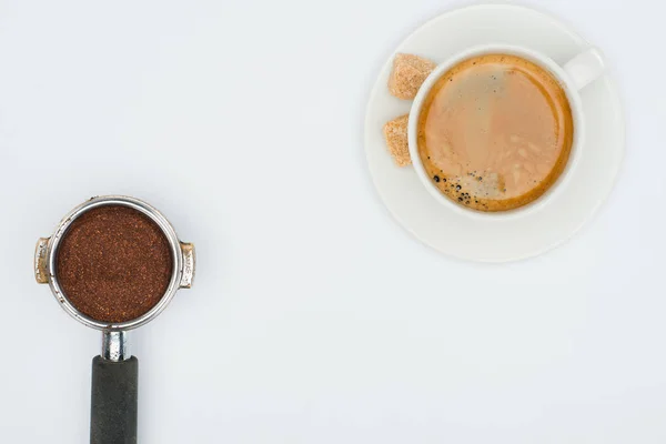 Vista superior da xícara de café e café tamper isolado em branco — Fotografia de Stock