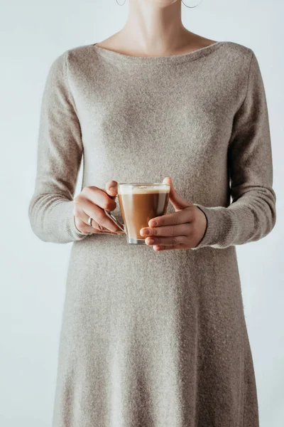 Seção meio da mulher segurando copo de vidro com café isolado no branco — Fotografia de Stock