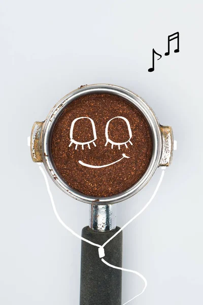 Vista superior de adulteração de café com rosto sorridente e fones de ouvido isolados em branco — Fotografia de Stock