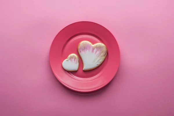 Vue du dessus des biscuits glacés sucrés sur plaque isolée sur rose, st concept de vacances de la Saint-Valentin — Photo de stock