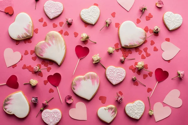 Flache Lage mit herzförmigen Plätzchen, dekorativen Blumen und Papierherzen isoliert auf rosa, Valentinstag-Konzept — Stockfoto