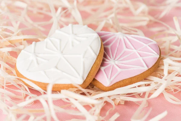 Close up view of sweet heart shaped cookies and decorative straw on pink, st valentines holiday concept — Stock Photo