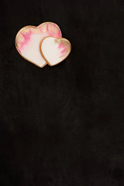 Vista superior de las galletas en forma de corazón en la superficie oscura - foto de stock