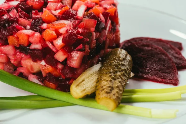 Vinaigrette salade posée sur une assiette avec des concombres marinés et oignon vert — Photo de stock