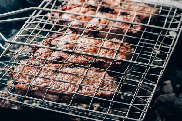 Close-up view of gourmet juicy meat cooking on grill — Stock Photo