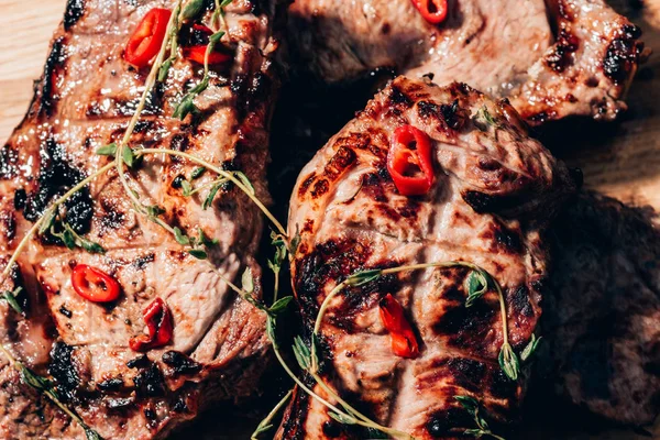 Vista ravvicinata di deliziosa carne alla griglia succosa con spezie — Foto stock