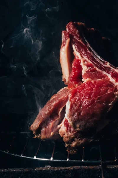 Vista de cerca de la carne cruda gourmet con costillas cocinar a la parrilla - foto de stock