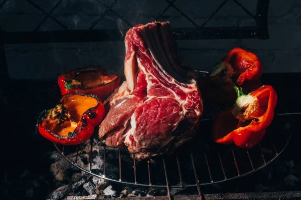 Крупним планом сире м'ясо з ребрами та перцем, що готуються на грилі — стокове фото