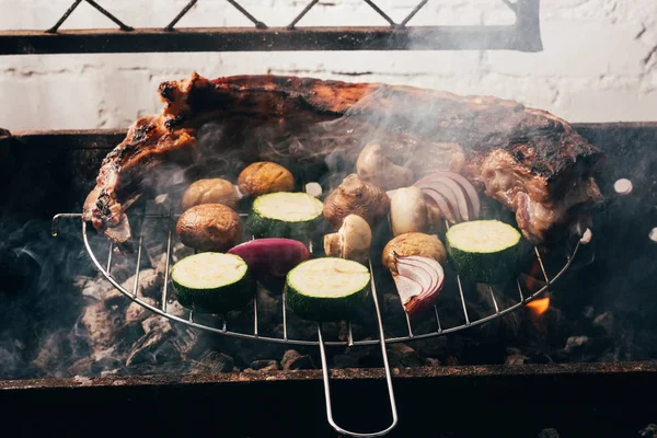Vista close-up de carne deliciosa e legumes se preparando na grelha — Fotografia de Stock