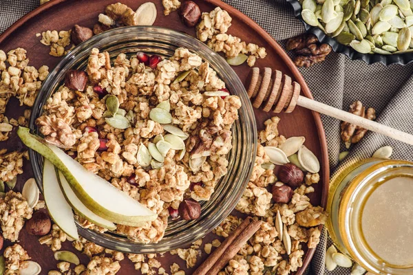 Vista superior de granola caseira na bandeja na mesa — Fotografia de Stock