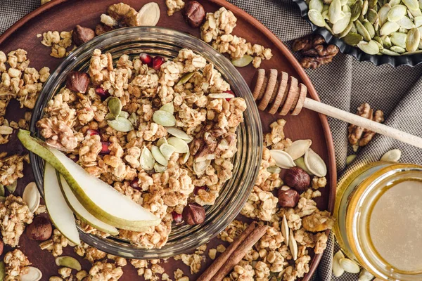 Vista dall'alto di muesli fatti in casa su vassoio sul tavolo — Foto stock