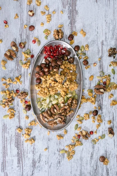 Vista superior de ingredientes de granola na placa na mesa de madeira — Fotografia de Stock