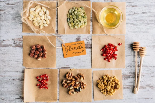 Vista superior de ingredientes de granola com etiqueta em pedaços de pergaminho de cozimento — Fotografia de Stock